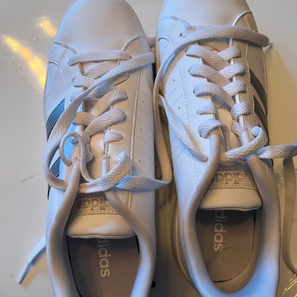 White adidas sneakers in nice condition!